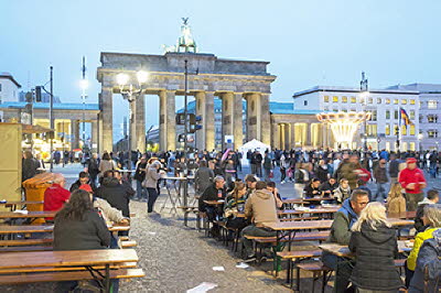 Brandenburger Tor mit Einheitstag-Feiergsten 2016