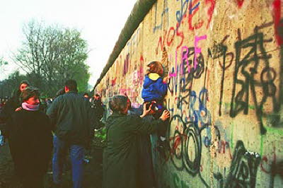 Frau mit Kind vor Mauerspalt an der Ebertstrae 11-11-89
