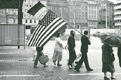Gruppe mit D-US-Fahne am Checkpoint Charlie 1990